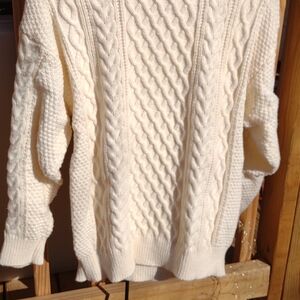 Elegant Cable Knit Sweater - White